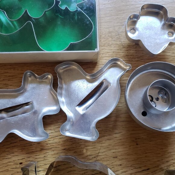 Collection of Vintage Cookie Cutters: HRM Assortment and Metal Assortment - Picture 4 of 7
